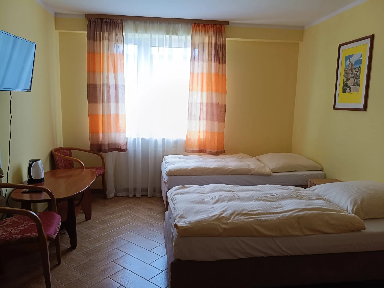 Przykładowy pokój ALKA z łóżkami i stolikiem przy oknie